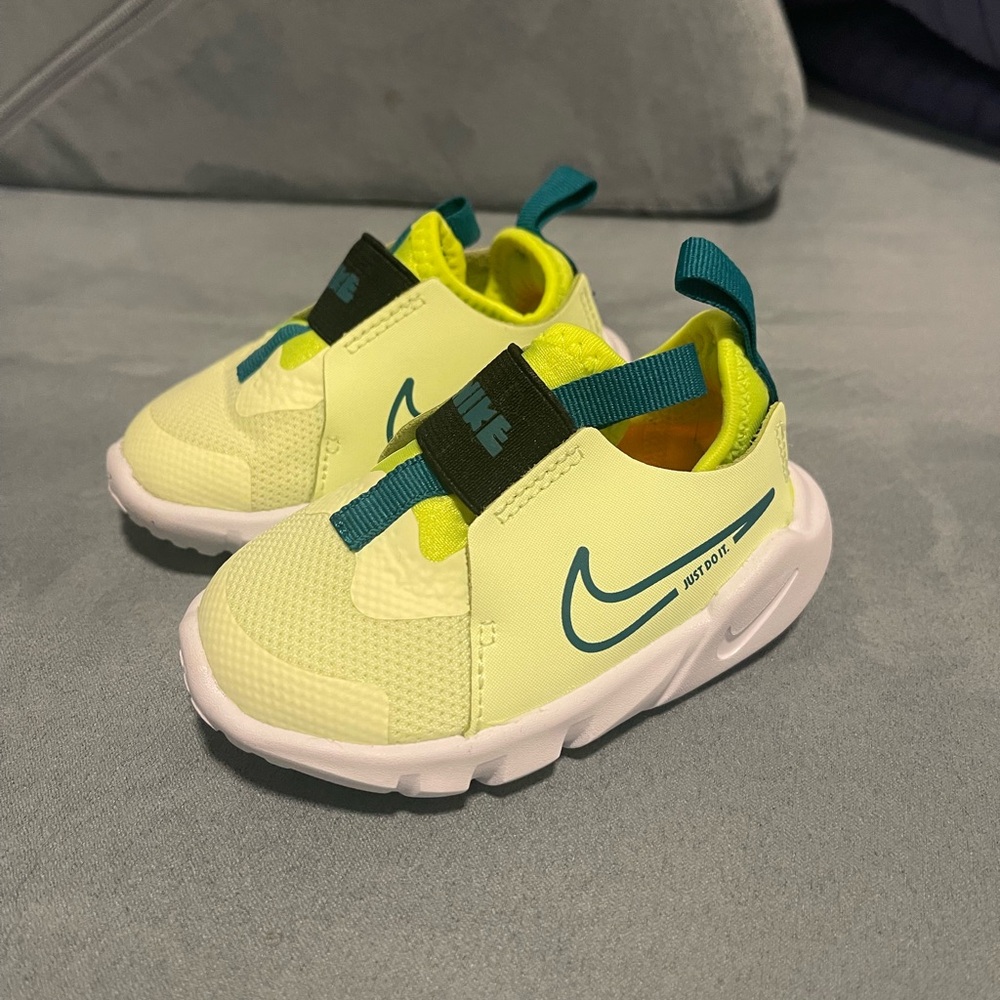 Nike Flex Runner 2 in Bright Spruce Volt Size 4